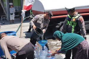 Polres Gresik Peduli, Salurkan Bantuan Air Bersih untuk Warga 3 Desa di Balongpanggang