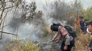 Polres Batu Terjunkan Personel Tangani Karhutla di Gunung Buthak dan Sterilisasi Jalur Pendakian Panderman